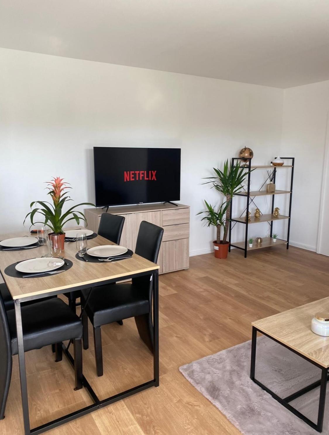 Appartement 59M2 Professionnel Ou Familial Saint Quentin En Yvelines Montigny-le-Bretonneux Bagian luar foto
